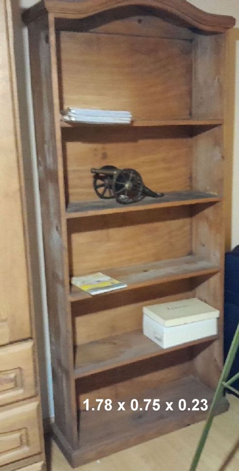 Biblioteca de madera oscura