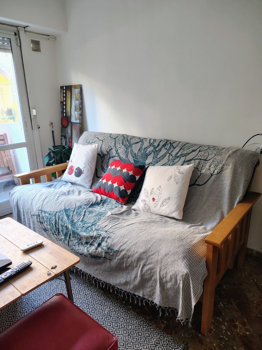Sofa Futón 3 cuerpos, cuerina con detalles