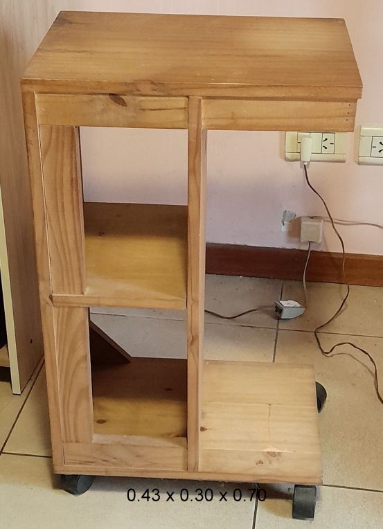 Pequeña mesa para usos varios.  Medidas 0.43 x 0.30 x 0.70