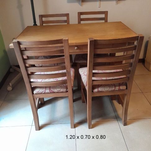 MESA DE PINO OSCURO CON 4 SILLAS Medidas 1.20 x 0.70 x 0.80