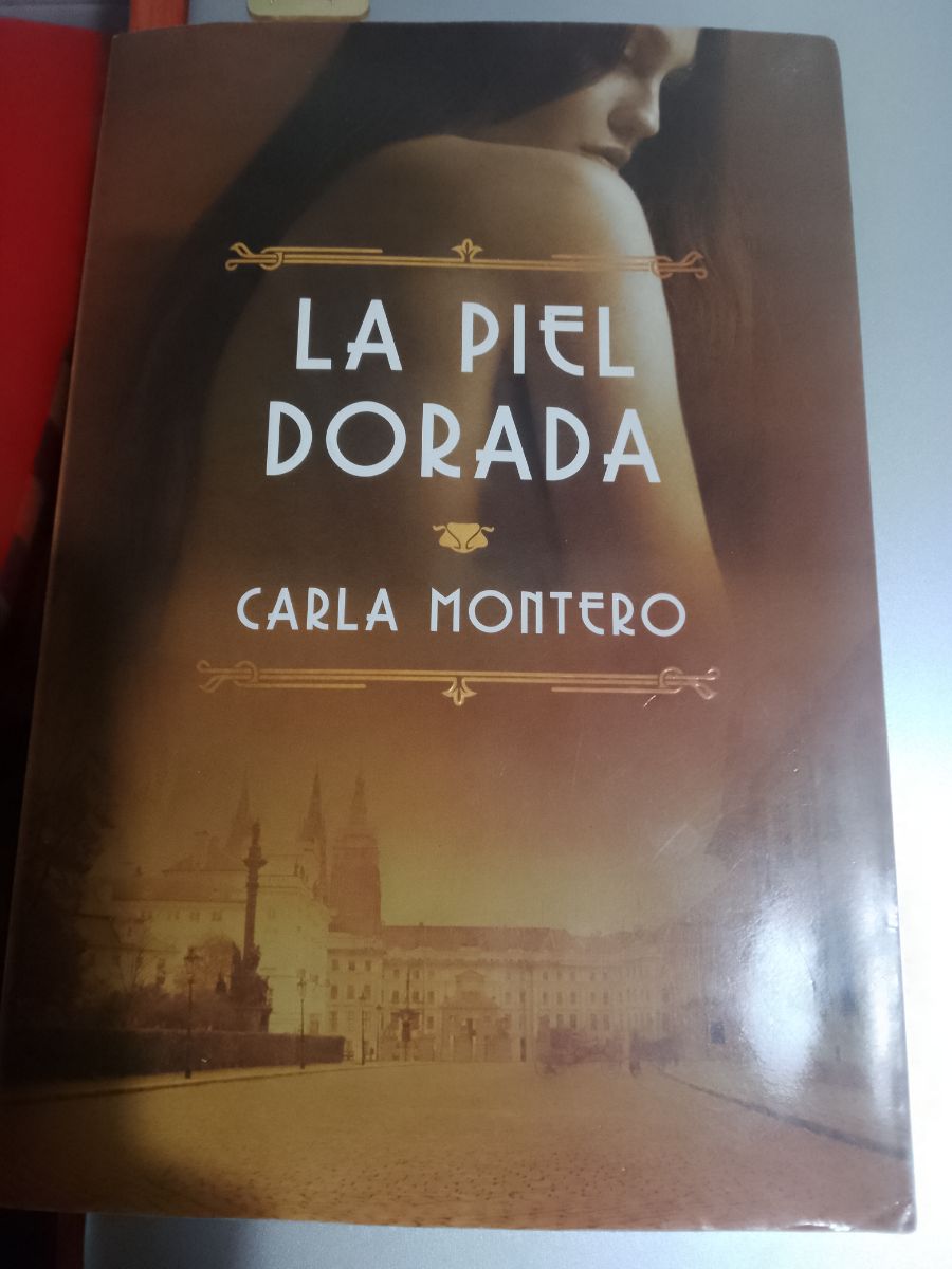 Libro "LA PIEL DORADA", de Carla Montero, usado en perfecto estado