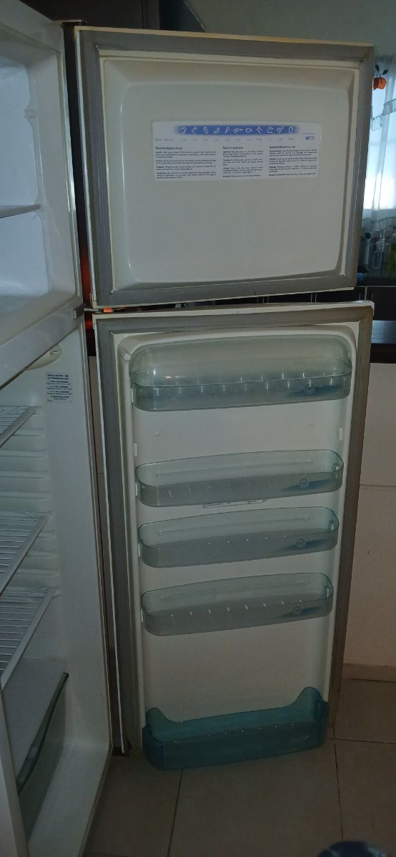 Heladera con freezer Electrolux