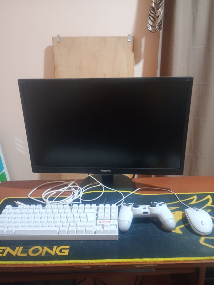 Play 4 slim 800gb , con monitor , mando y periféricos