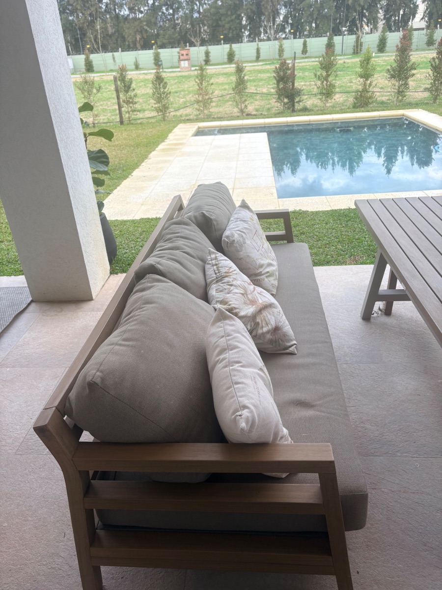 Sillón y mesa exterior