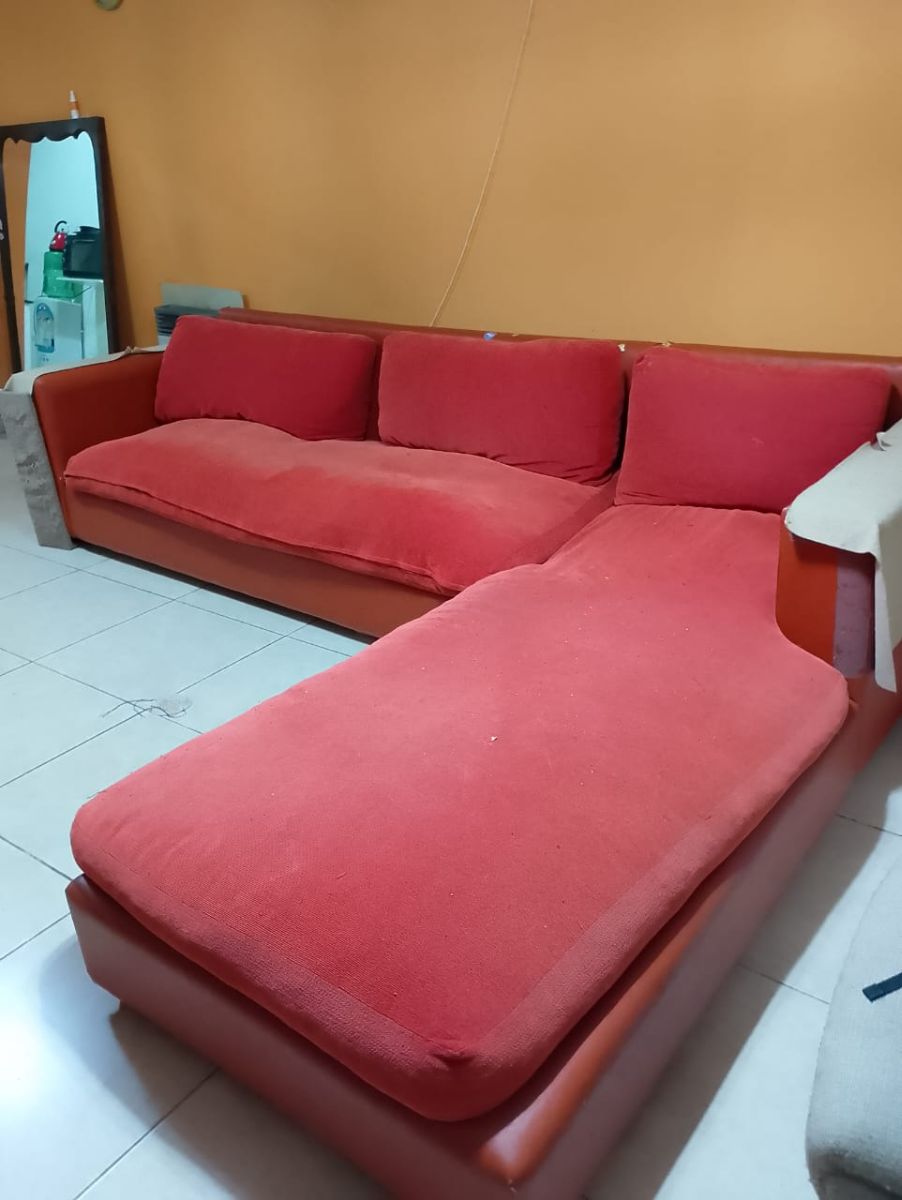 Sillón 3 cuerpos y camastro + mesa pino y sillas
