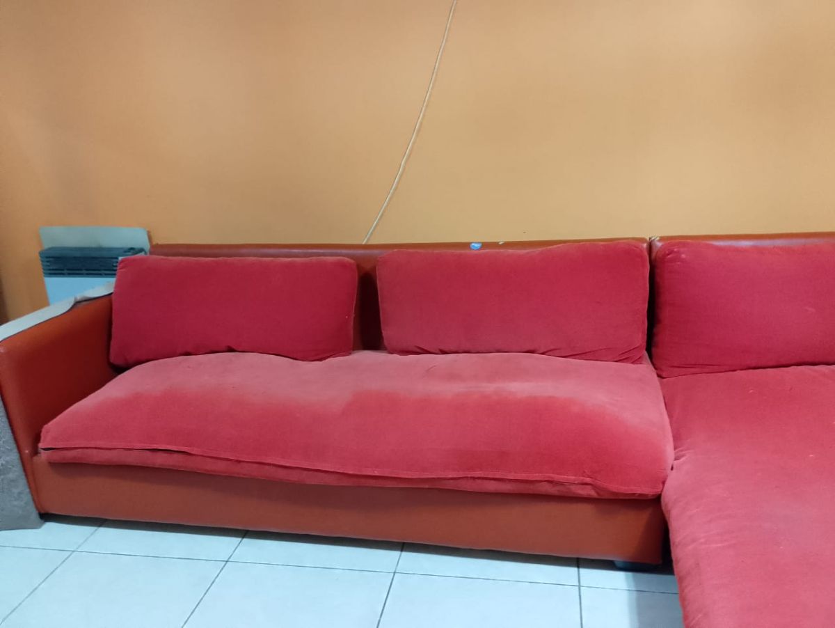 Sillón 3 cuerpos y camastro + mesa pino y sillas