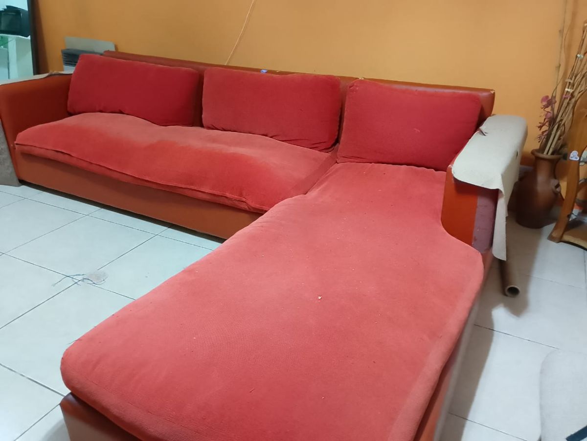 Sillón 3 cuerpos y camastro + mesa pino y sillas