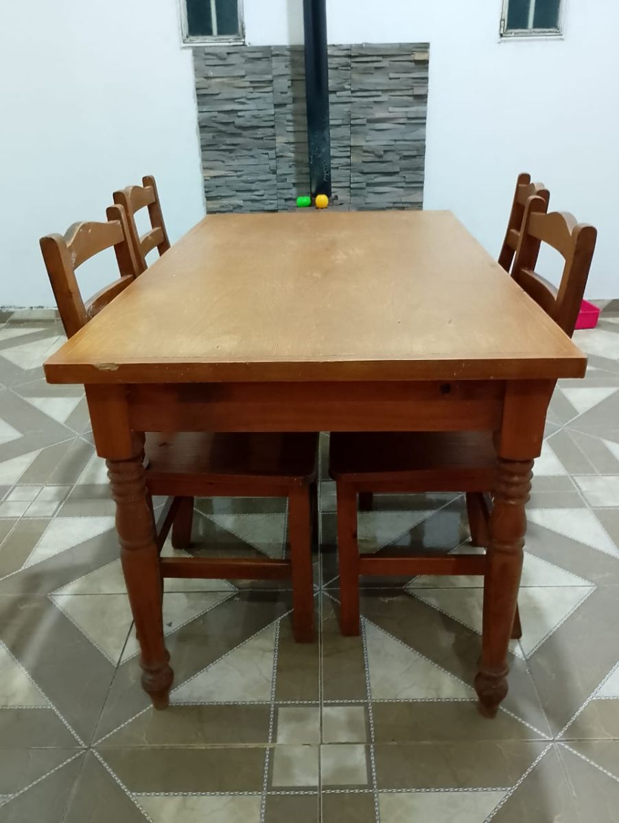Sillón 3 cuerpos y camastro + mesa pino y sillas