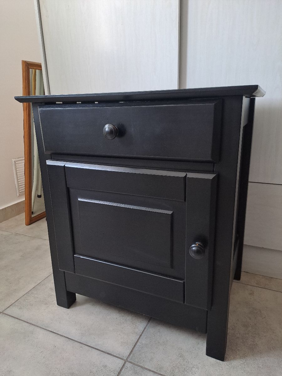 Mesa de Luz Pino Pintado y Laqueado