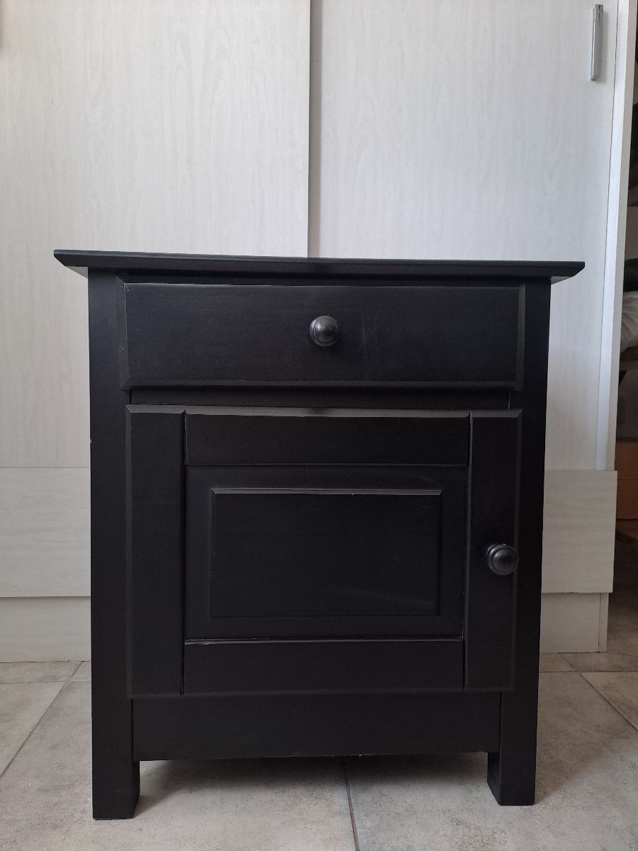 Mesa de Luz Pino Pintado y Laqueado