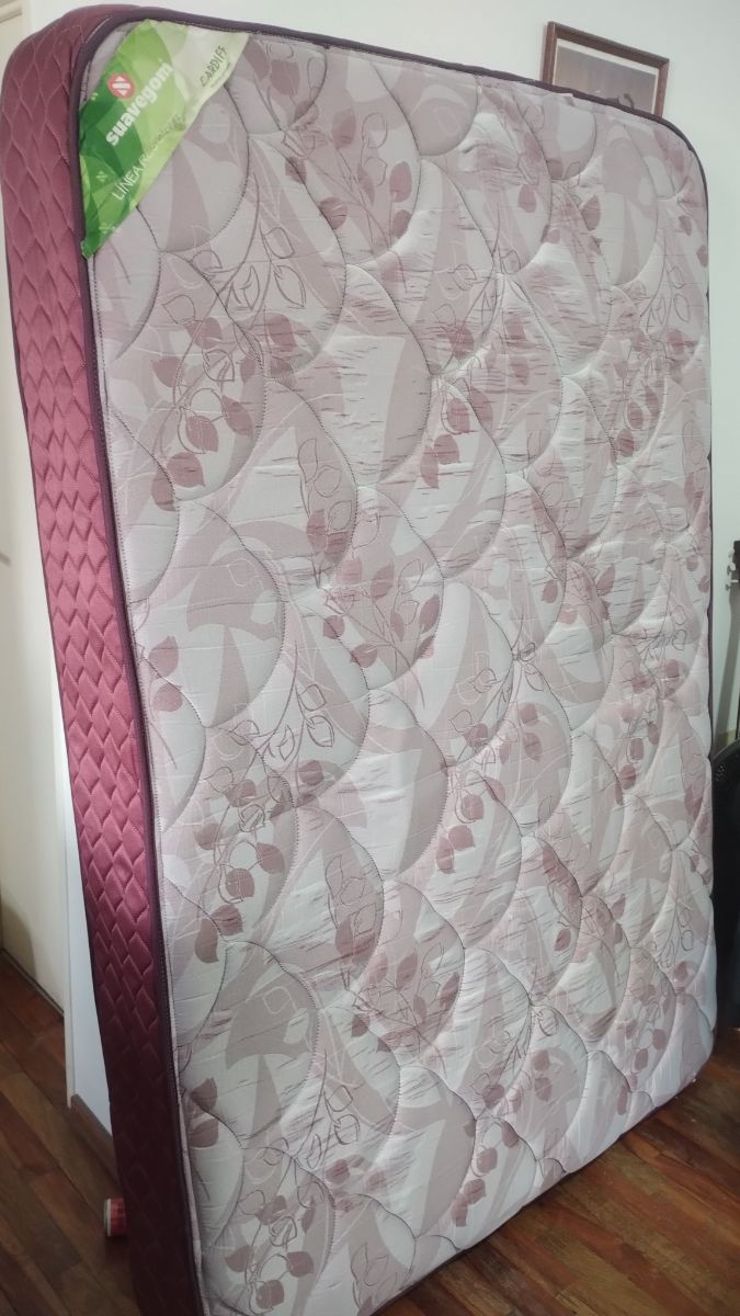 VENDO TODO! Colchón Suavegom línea Resortes Cardiff - Mesa de pino - Cómoda MDF