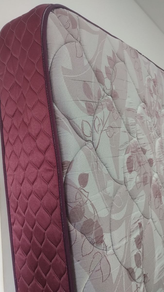 VENDO TODO! Colchón Suavegom línea Resortes Cardiff - Mesa de pino - Cómoda MDF