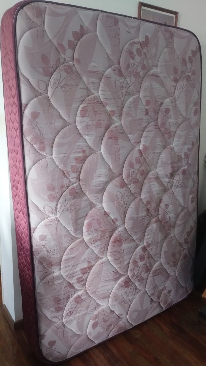 VENDO TODO! Colchón Suavegom línea Resortes Cardiff - Mesa de pino - Cómoda MDF