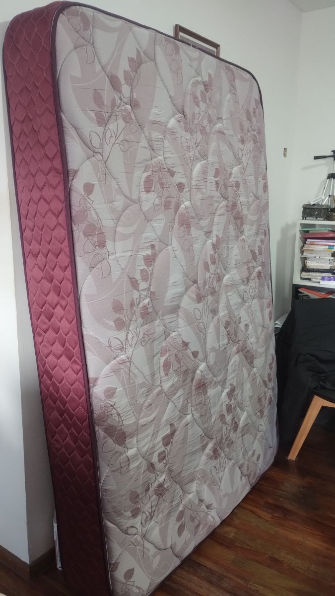 VENDO TODO! Colchón Suavegom línea Resortes Cardiff - Mesa de pino - Cómoda MDF