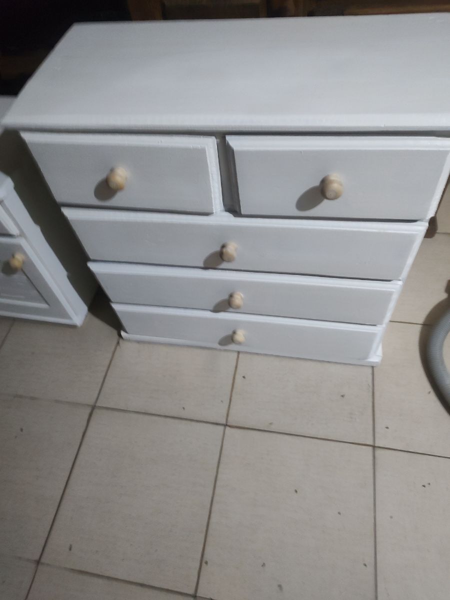 Comoda y mesa de luz
