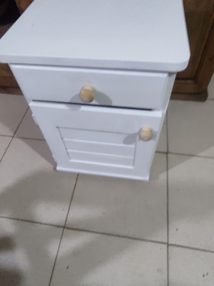 Comoda y mesa de luz