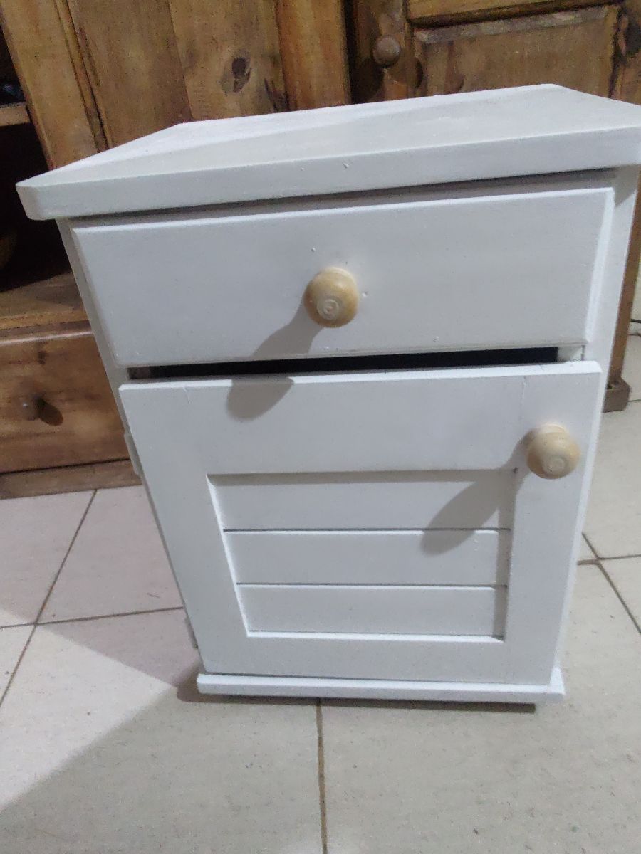 Comoda y mesa de luz