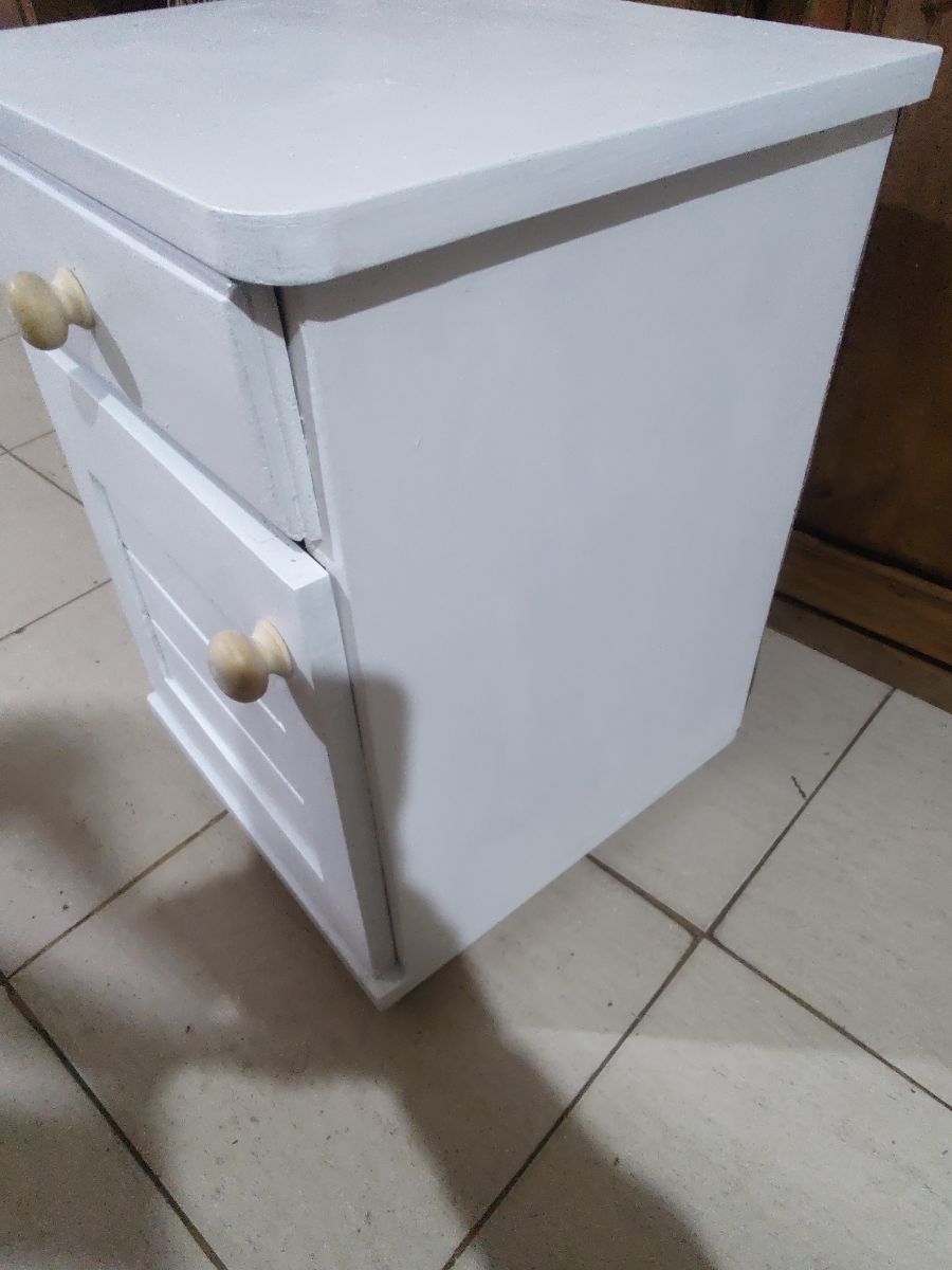 Comoda y mesa de luz
