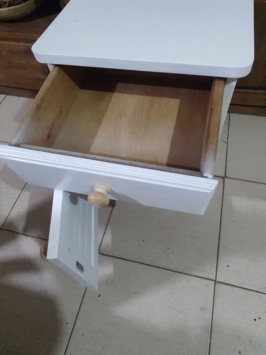 Comoda y mesa de luz