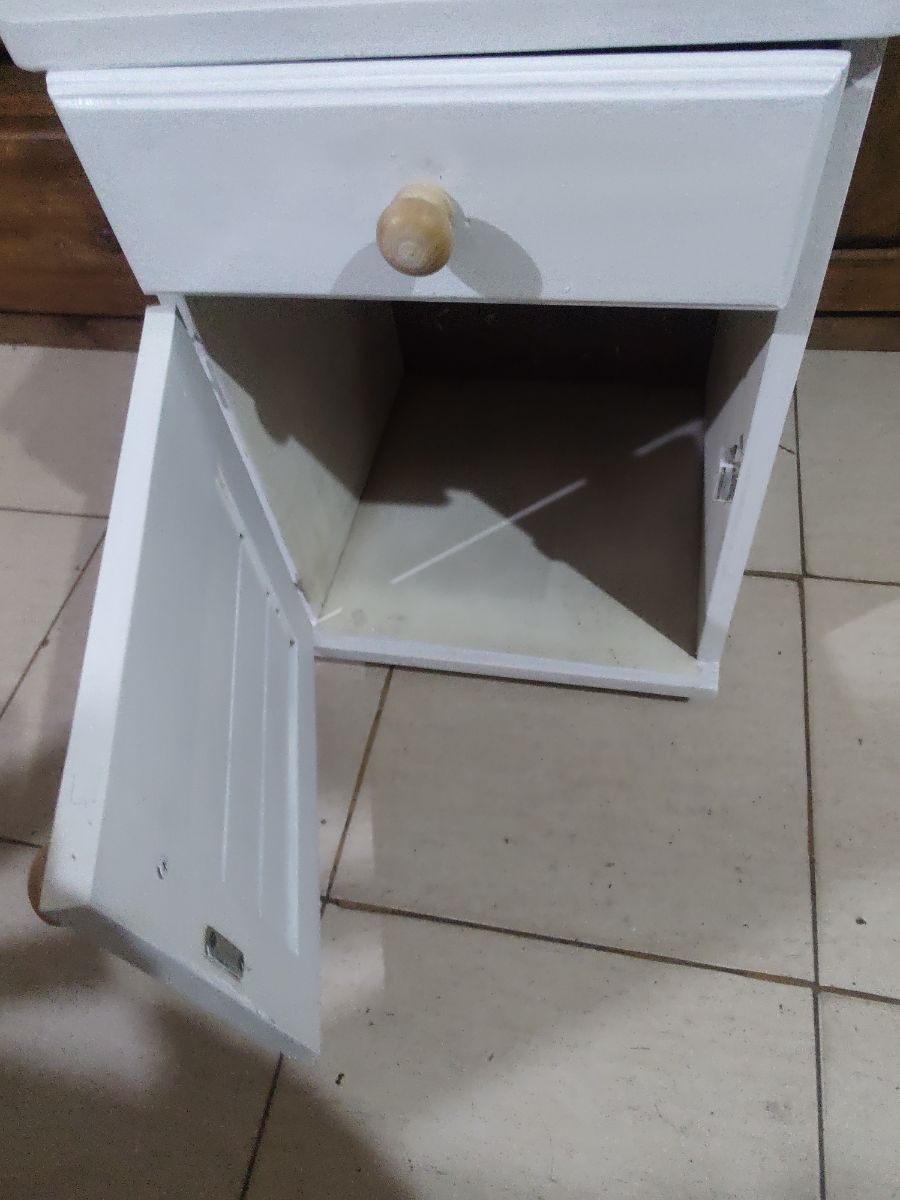Comoda y mesa de luz