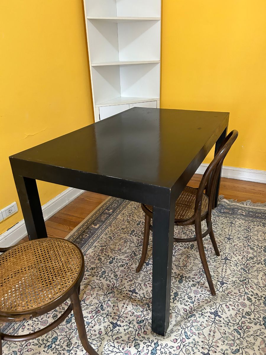 Mesa de madera laqueada