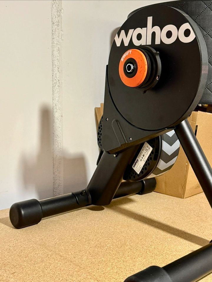 Wahoo KICKR CORE V2 + Zwift Play + Zwift COG