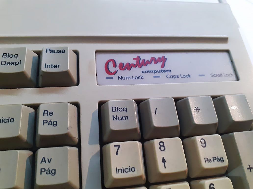 teclado DIN,  "CENTURY", perfecto estado.-