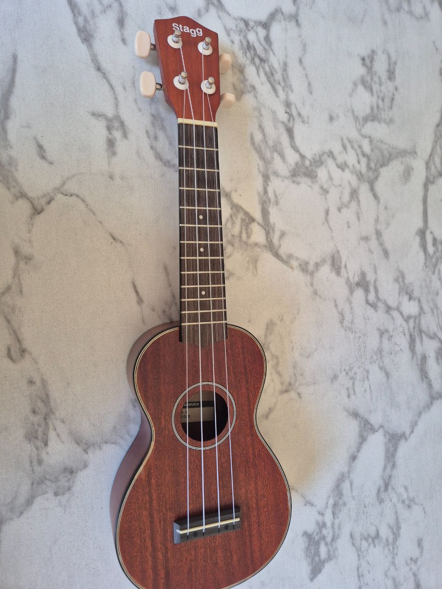 Ukelele Stagg Caoba Soprano + Estuche