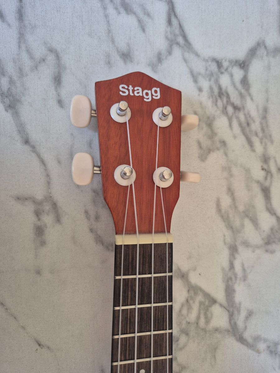 Ukelele Stagg Caoba Soprano + Estuche