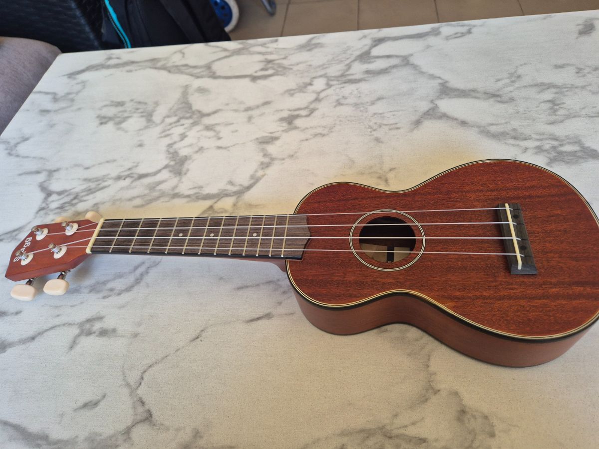 Ukelele Stagg Caoba Soprano + Estuche