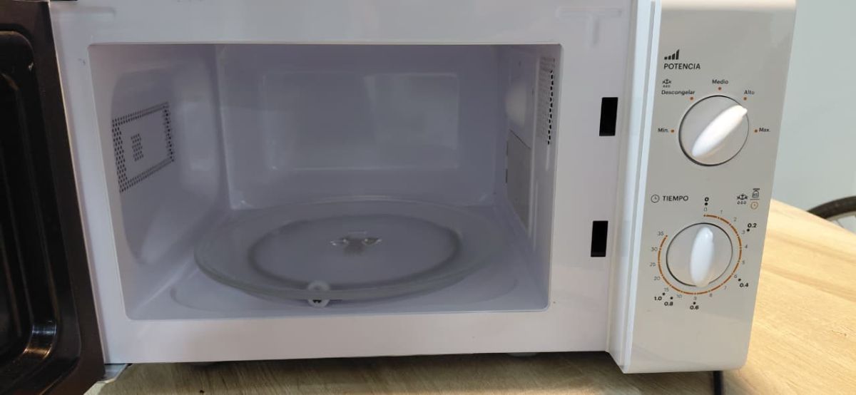 Microondas Sansei blanco 20L