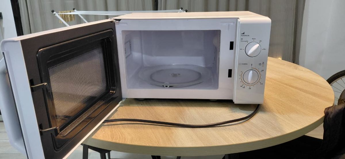 Microondas Sansei blanco 20L