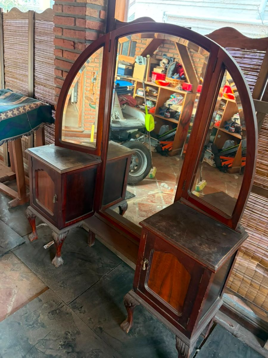 Tocador antiguo de madera con espejo tríptico – excelente estructura