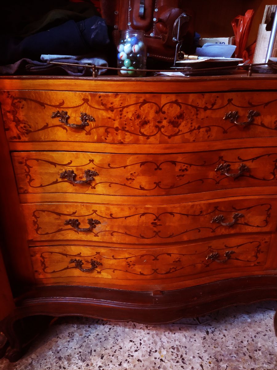 Ropero LUISXV , con trabajo de ebanisteria, de coleccion.-