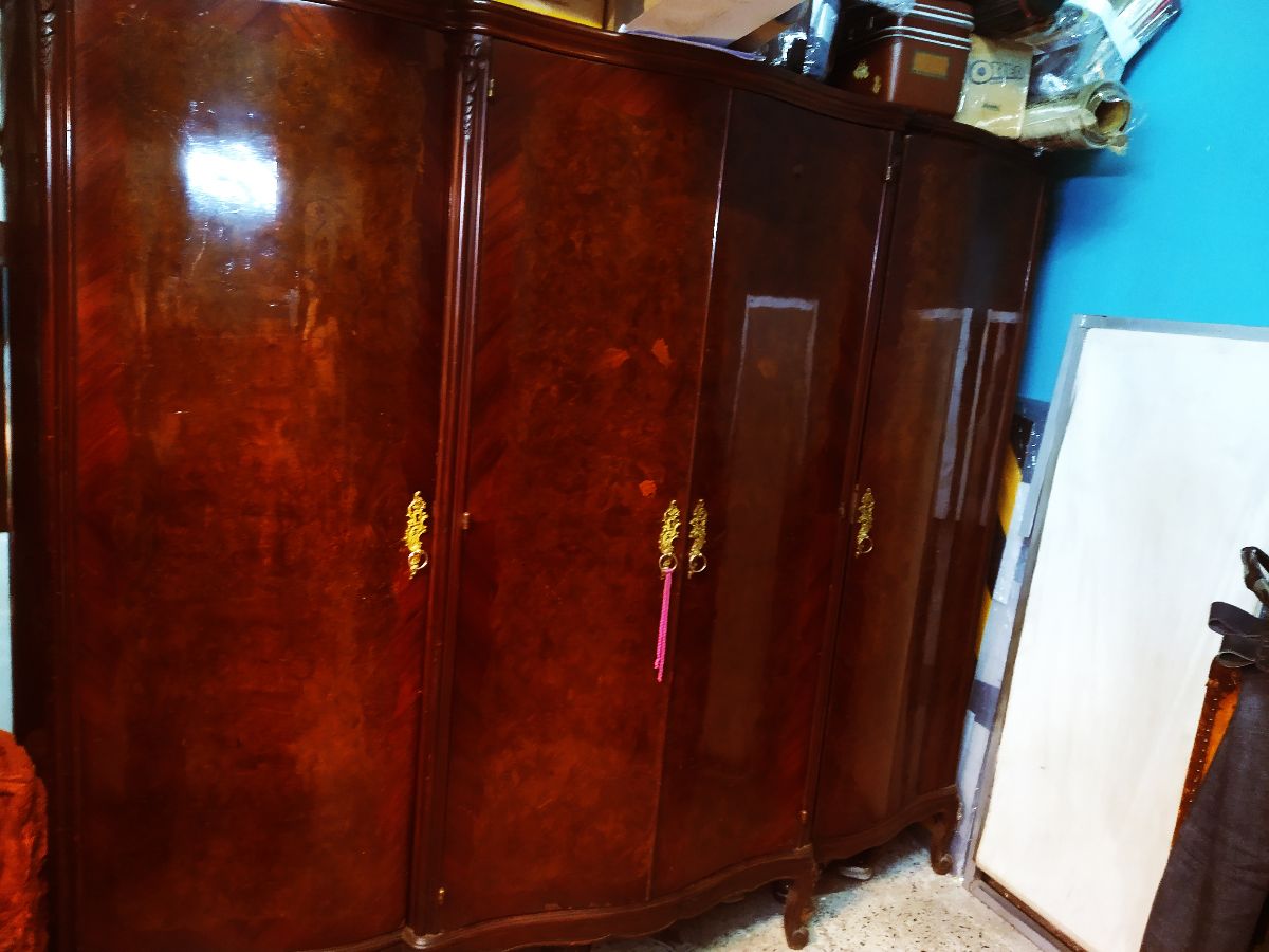 Ropero LUISXV , con trabajo de ebanisteria, de coleccion.-
