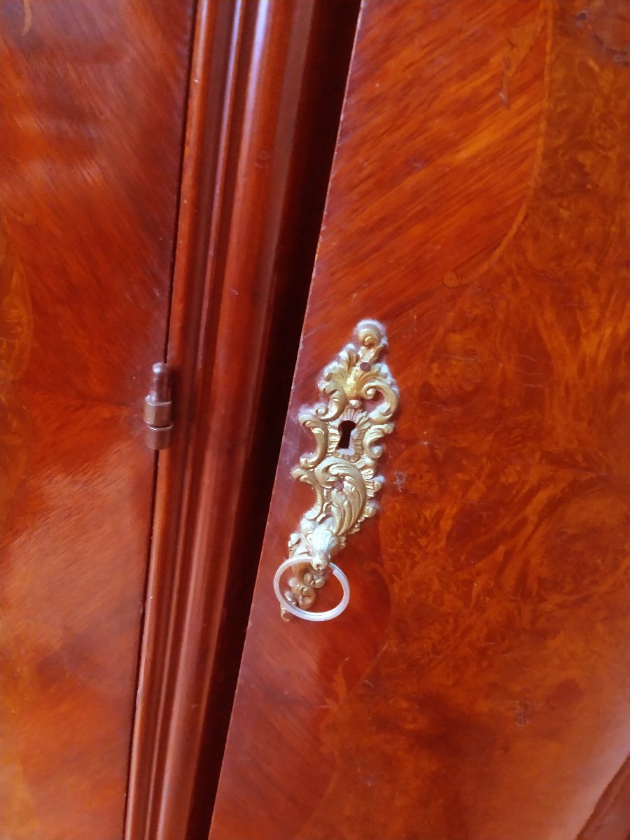 Ropero LUISXV , con trabajo de ebanisteria, de coleccion.-