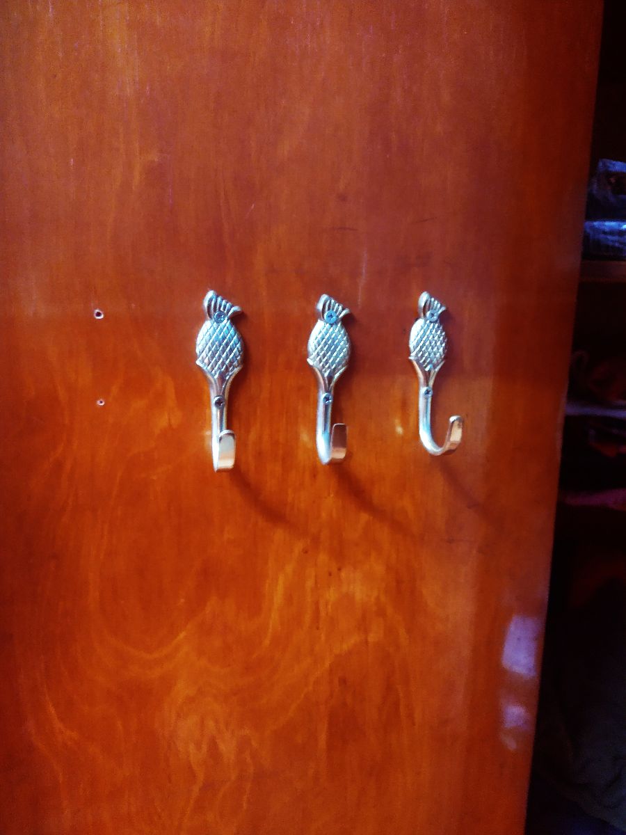 Ropero LUISXV , con trabajo de ebanisteria, de coleccion.-