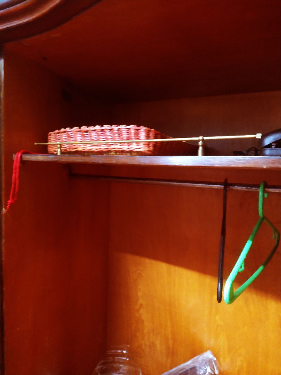 Ropero LUISXV , con trabajo de ebanisteria, de coleccion.-
