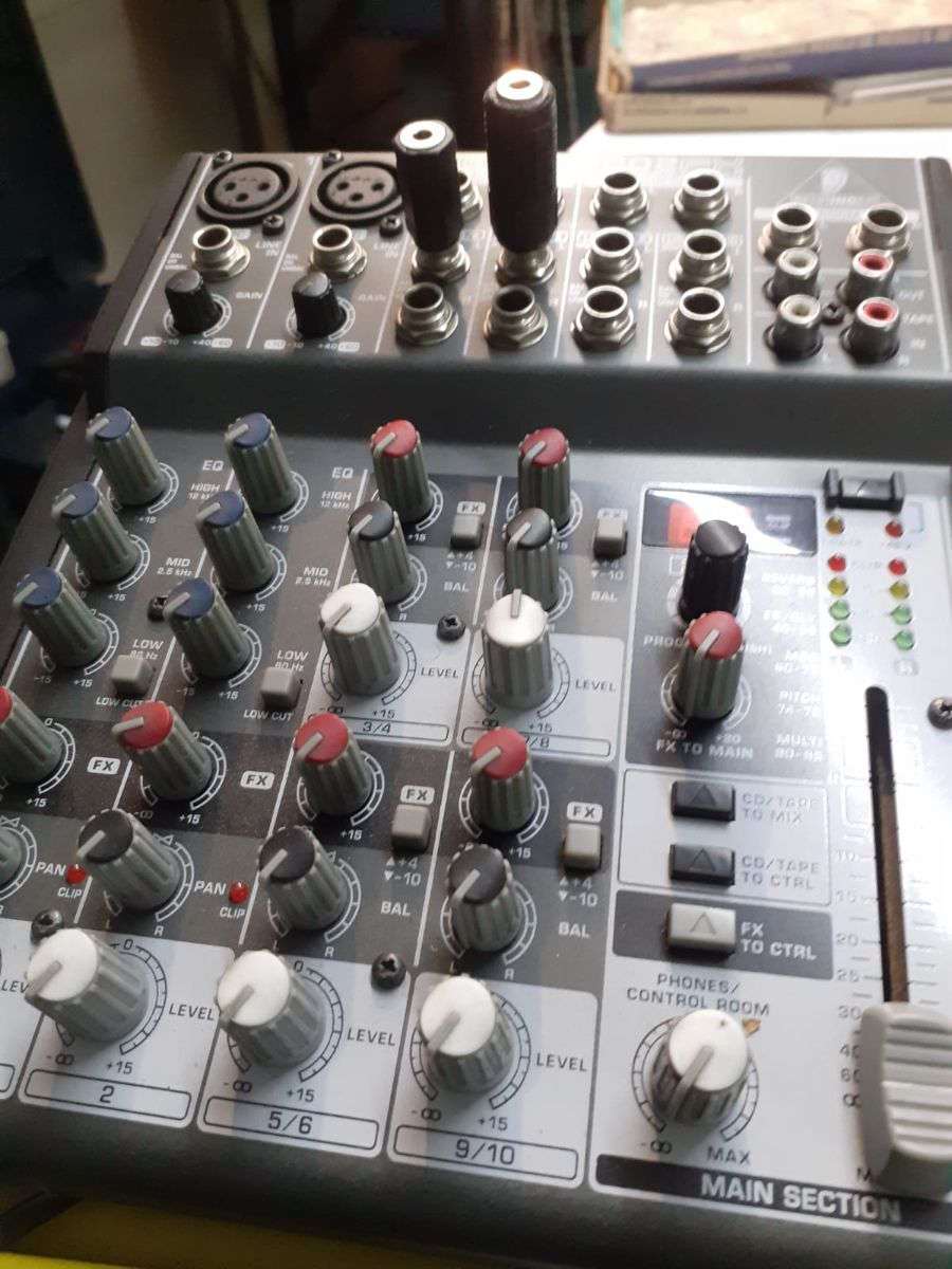 mezcladora BEHRINGER 1002FX sin uso.