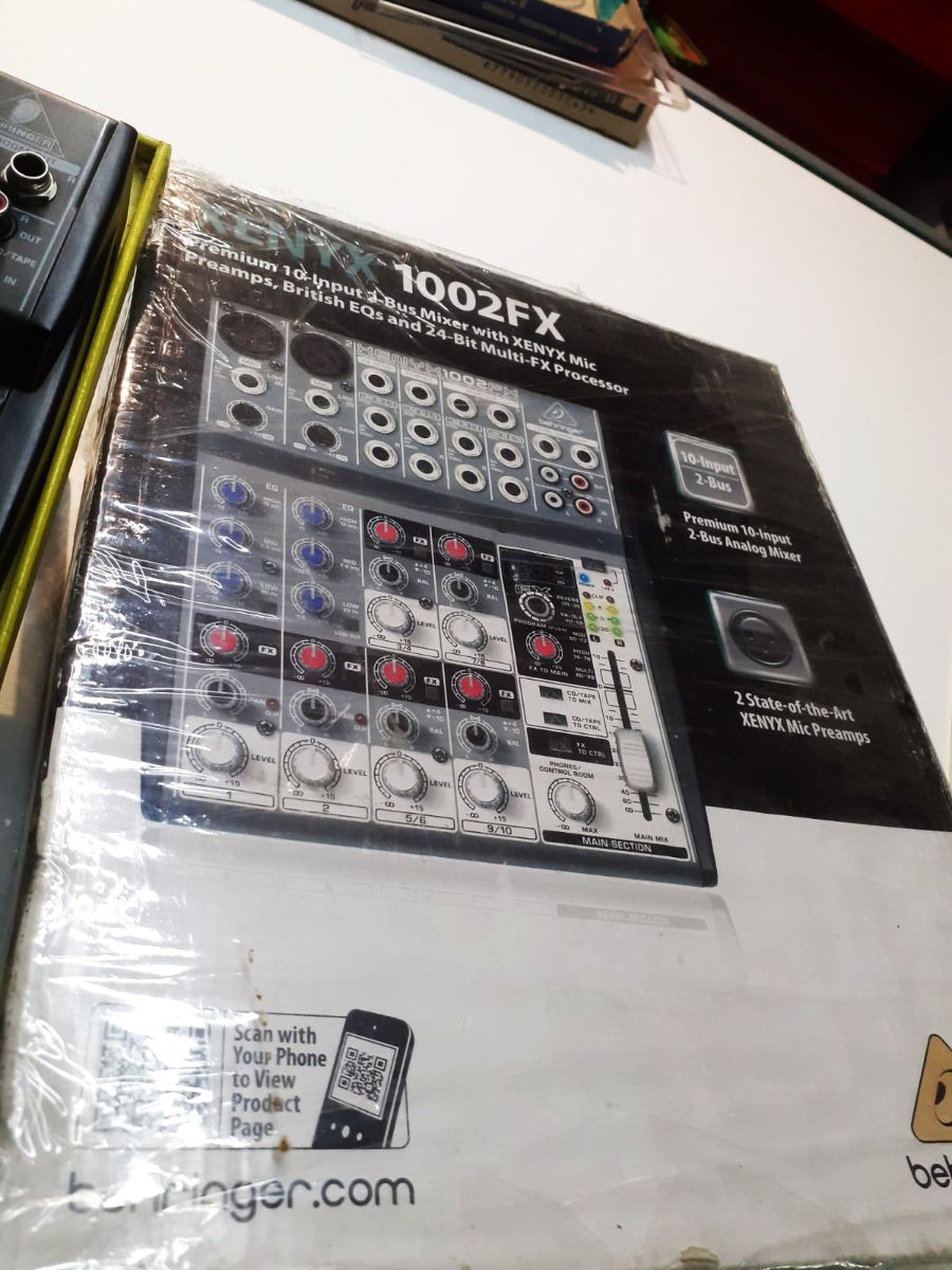 mezcladora BEHRINGER 1002FX sin uso.