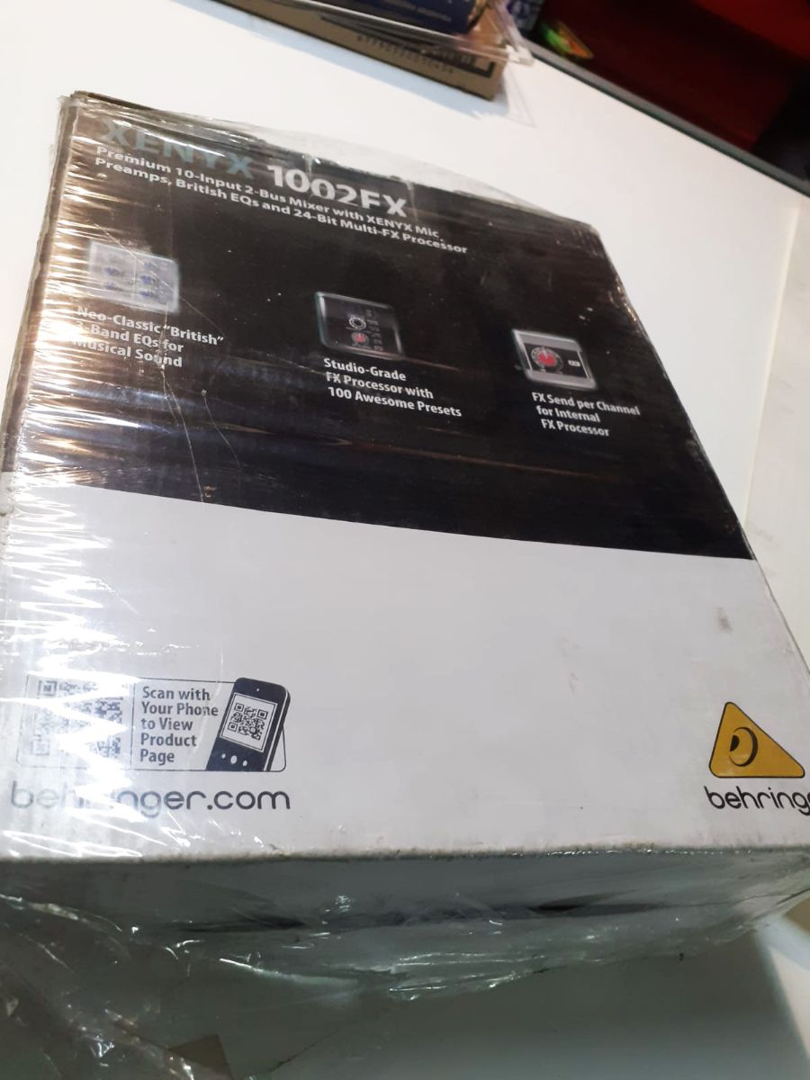 mezcladora BEHRINGER 1002FX sin uso.