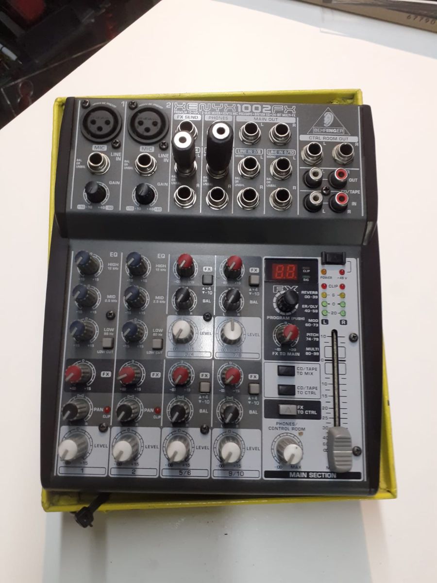 mezcladora BEHRINGER 1002FX sin uso.