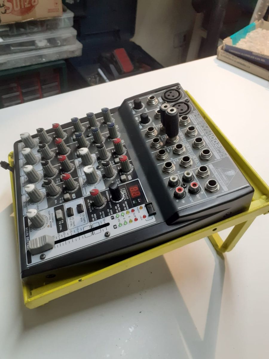 mezcladora BEHRINGER 1002FX sin uso.