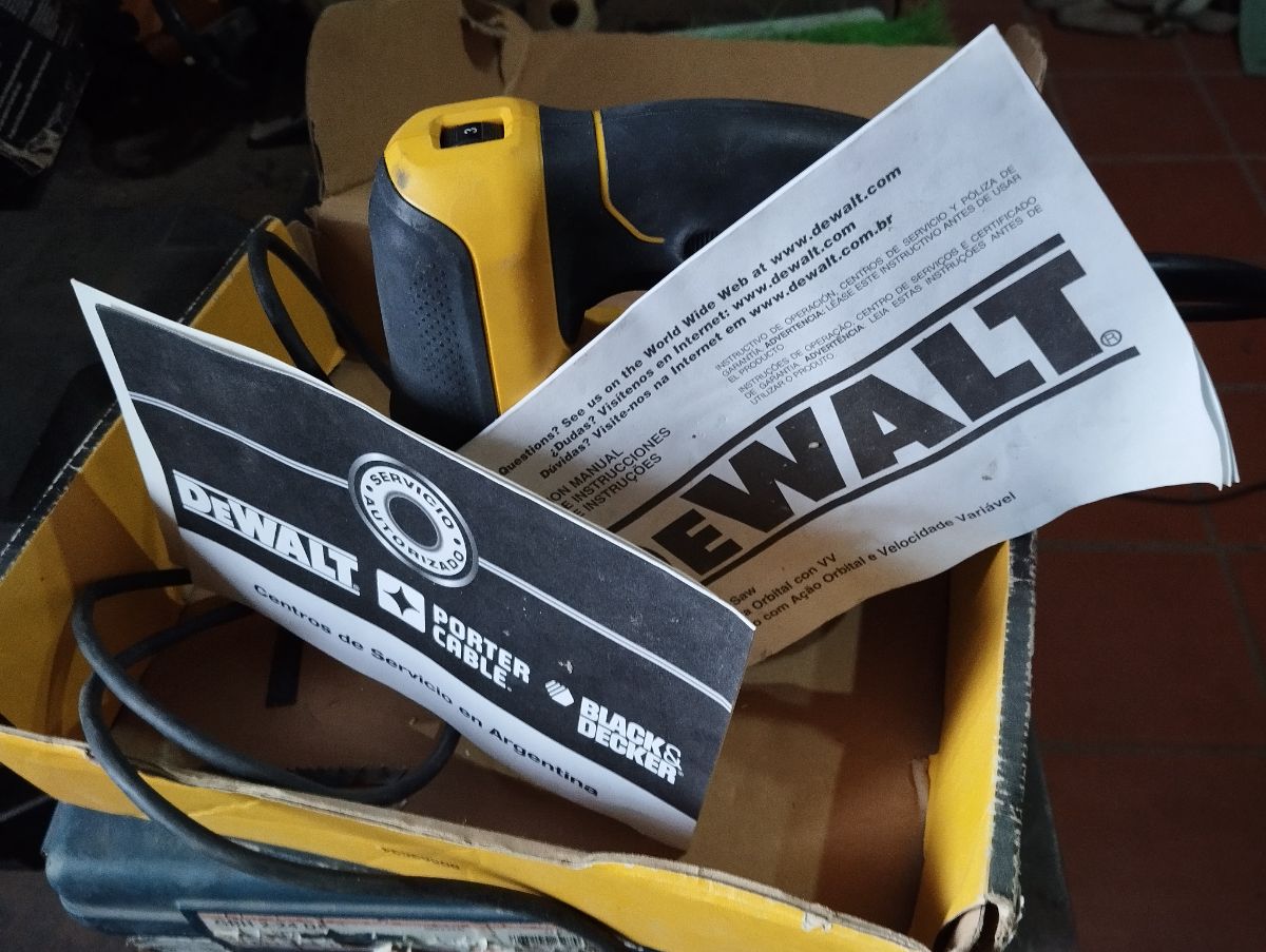 Caladora De Walt en su caja
