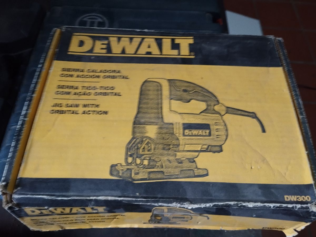 Caladora De Walt en su caja