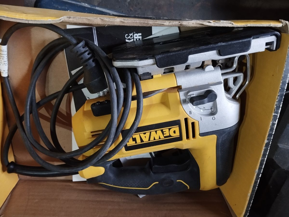 Caladora De Walt en su caja
