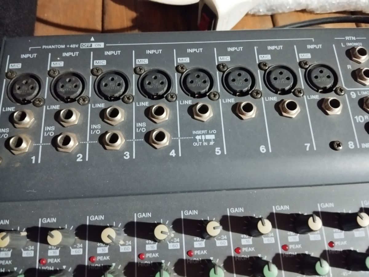 Consola Yamaha 12x4