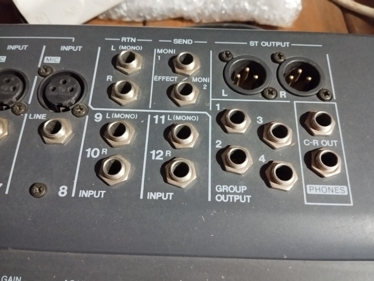 Consola Yamaha 12x4