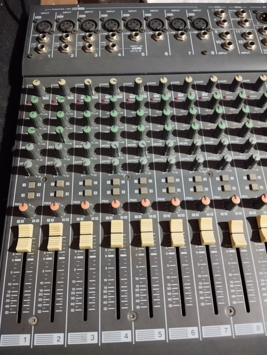 Consola Yamaha 12x4