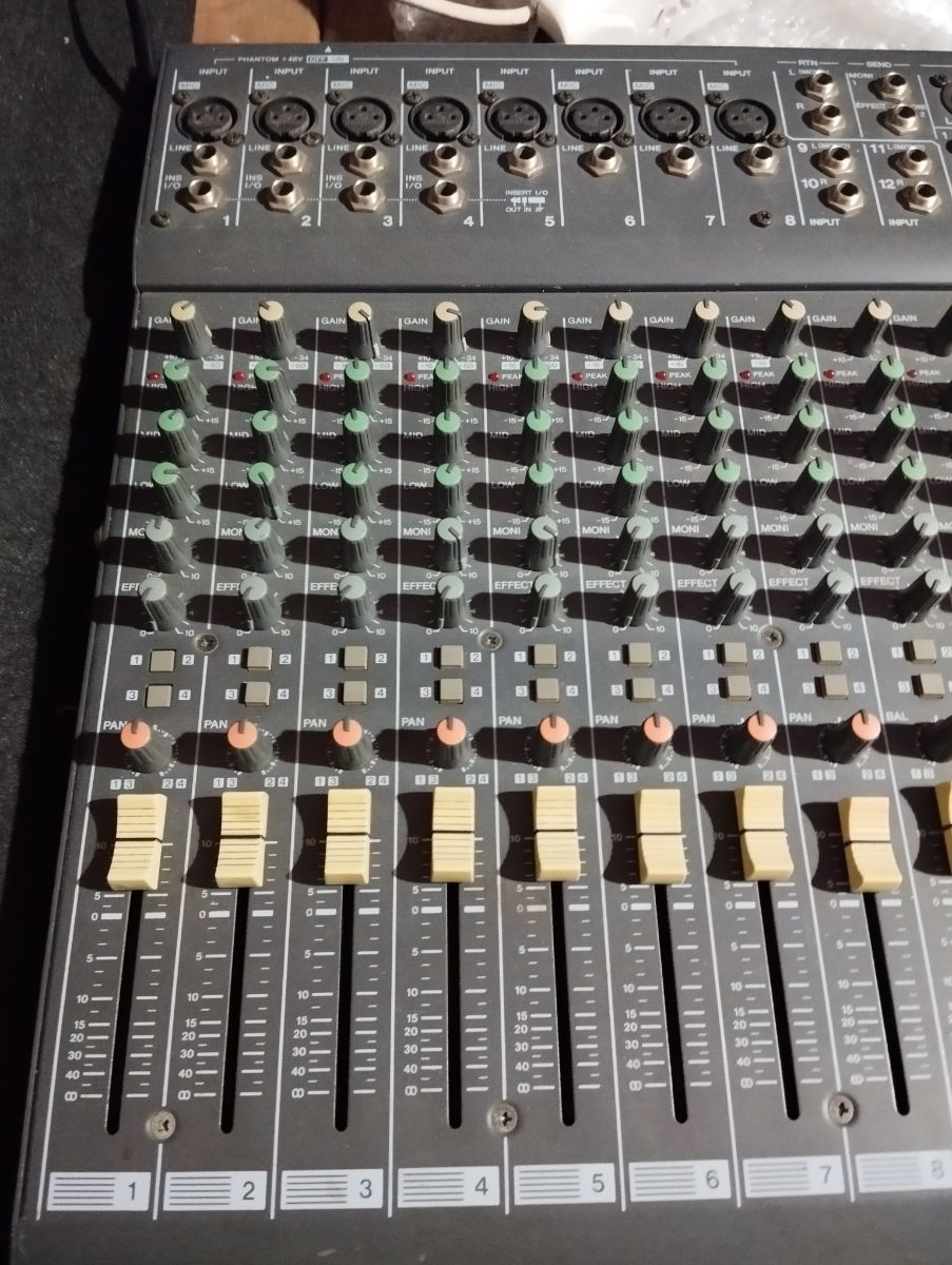 Consola Yamaha 12x4